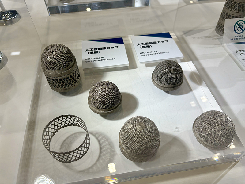 精心制作的人工髋杯也吸引了众多参观者的目光