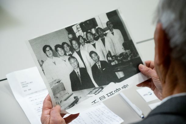 先生浦尾翻看当时的照片