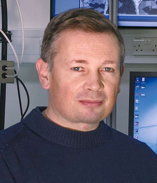 致力于生物研究的新发现。生物电子显微镜探索更重要的数据