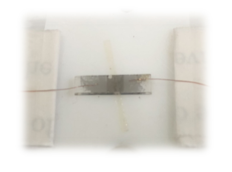 用脱模剂去除涂层后，将用于粘合的引线临时固定到薄膜的两端。