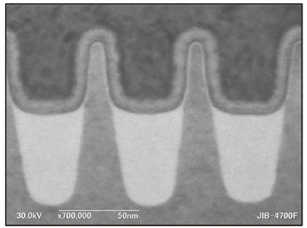 图5 FinFET横截面薄样品的STEM图像（由JIB-4700F拍摄）