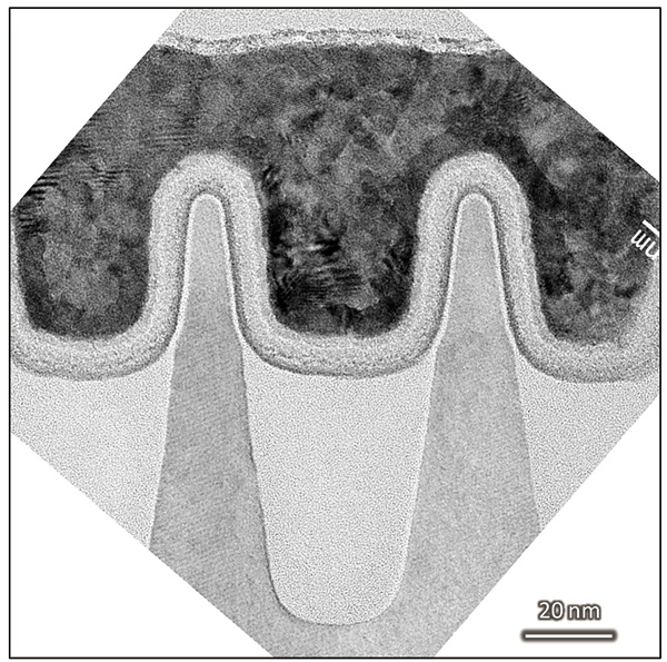 FinFET 横截面薄样品的 TEM 图像（JEM-F200 拍摄）